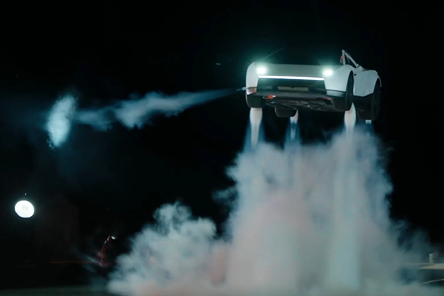 Tesla Roadster: demostración aérea, imagen de referencia Vehículo blanco sobre una nube de humo, imagen de referencia para la noticia del Tesla Roadster